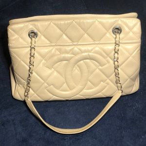 CHANEL purse